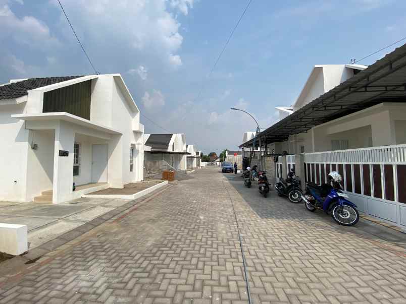 dijual rumah modern pesan bangun dekat jalan utama