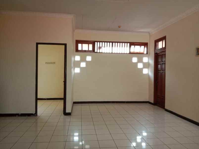 dijual rumah mulyosari utara