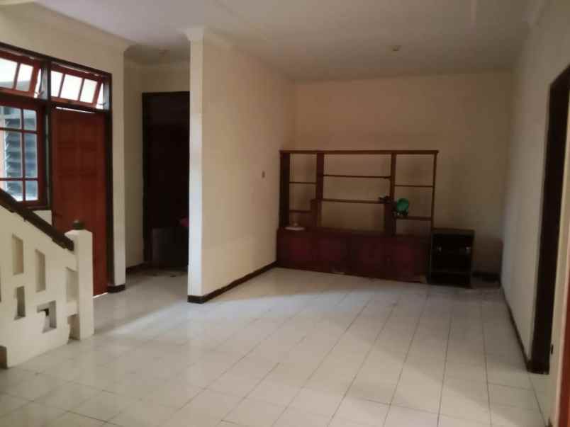 dijual rumah mulyosari utara