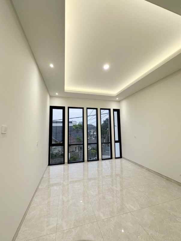 dijual rumah nirwana eksekutif