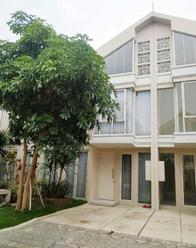 dijual rumah pakuwon city