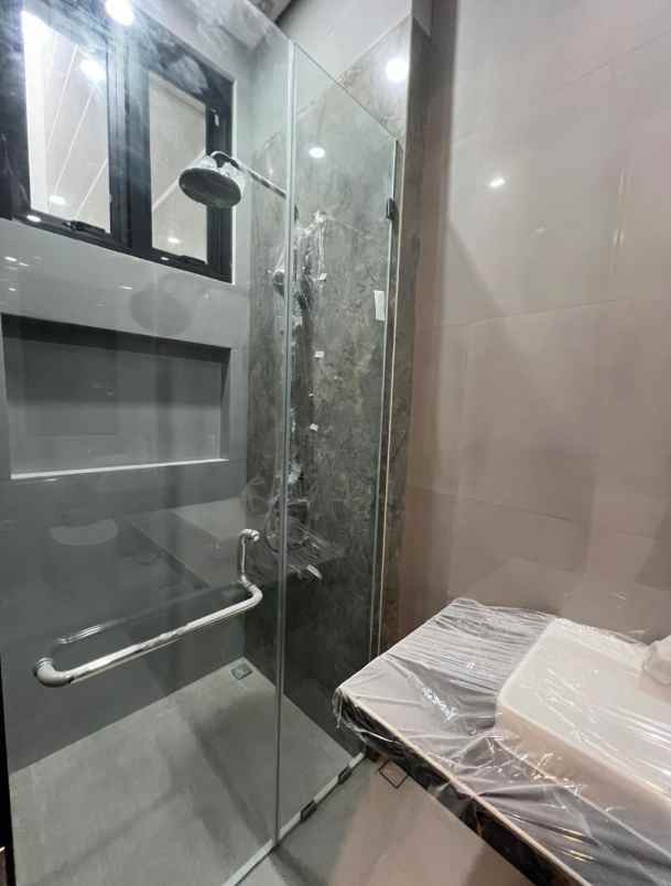 dijual rumah pakuwon city grand island