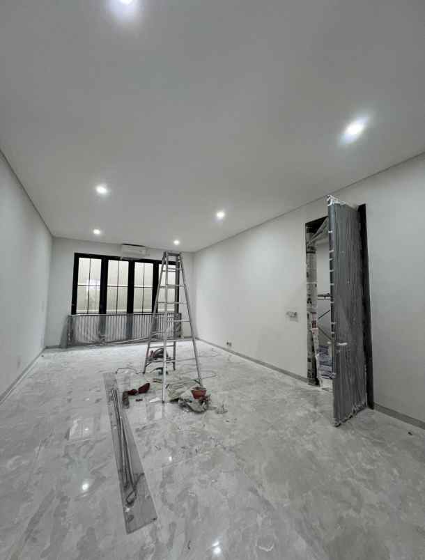 dijual rumah pakuwon city grand island