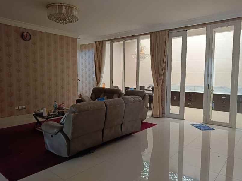 dijual rumah pakuwon indah