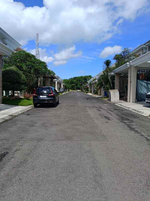 dijual rumah pakuwon indah