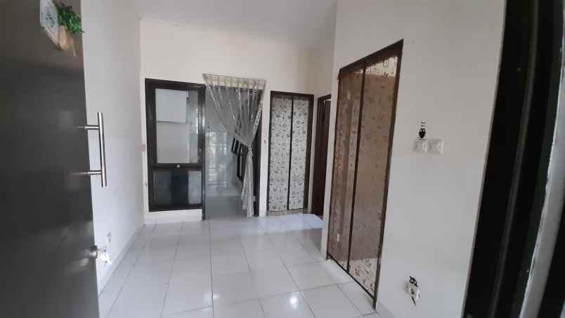 dijual rumah perumahan grand batavia