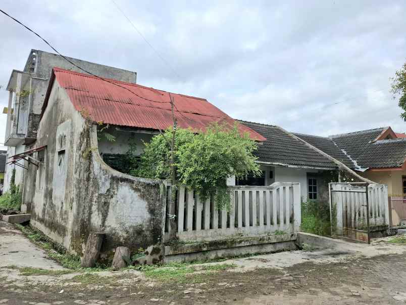 dijual rumah pojok di perumahan muktisari jember