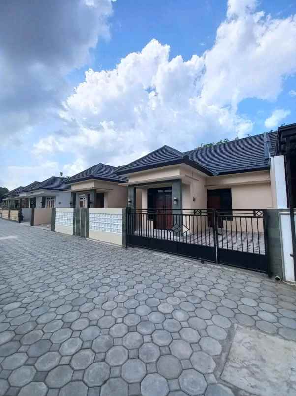 dijual rumah potorono