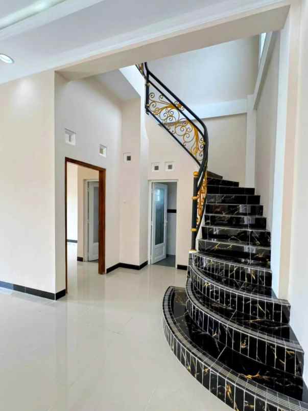 dijual rumah potorono