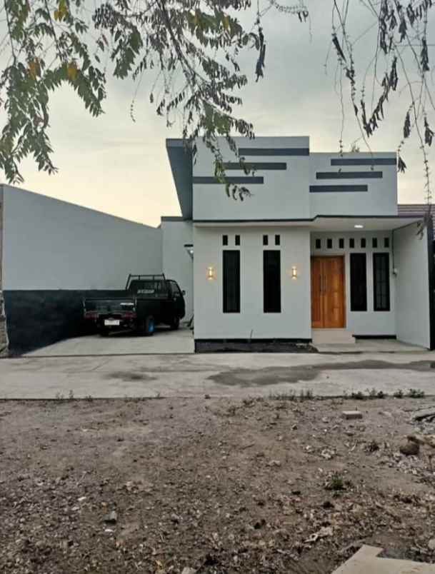 dijual rumah pucang anom
