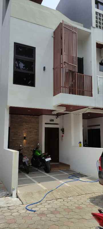 dijual rumah pulomas rawasari