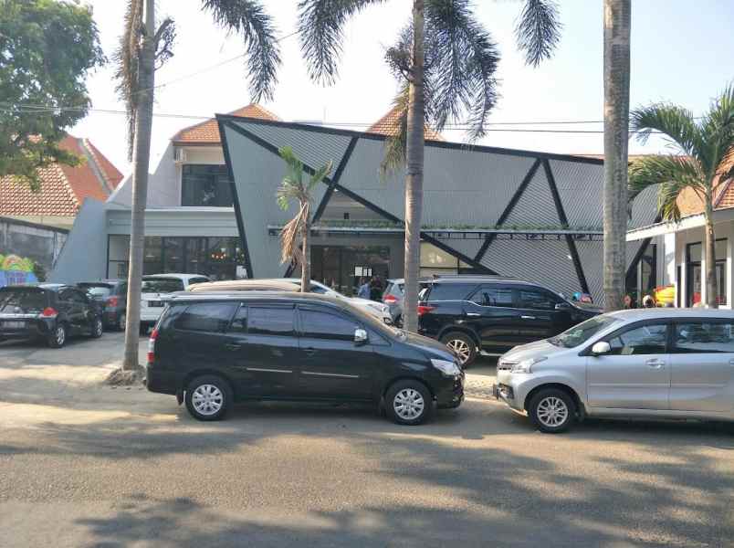 dijual rumah raya darmo