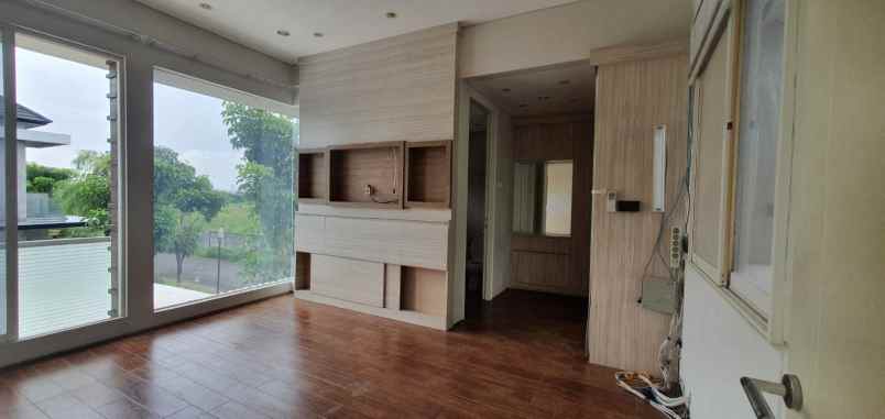 dijual rumah royal residence