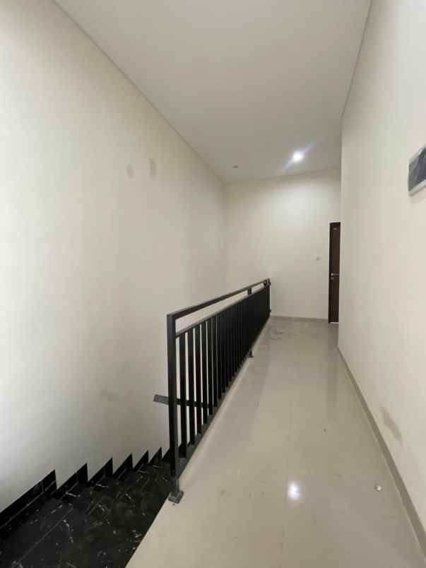 dijual rumah rungkut