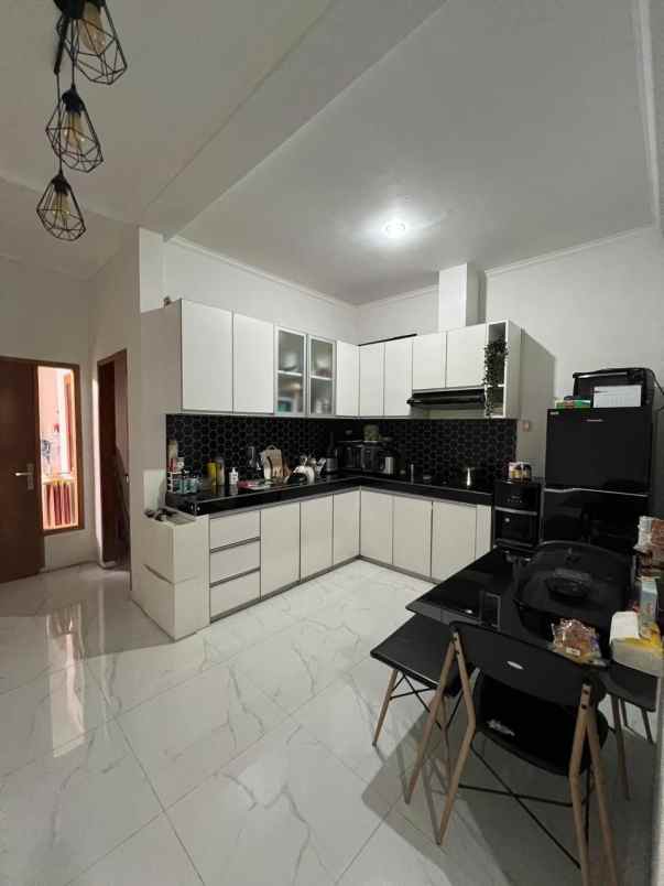 dijual rumah sariwangi