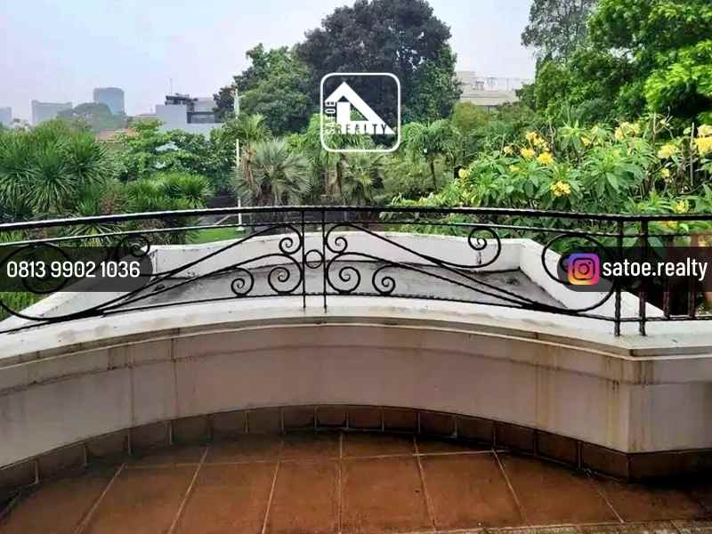 dijual rumah sekolah kenca pondok indah