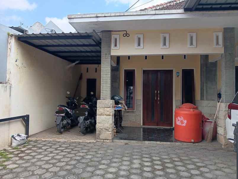 dijual rumah selorejo