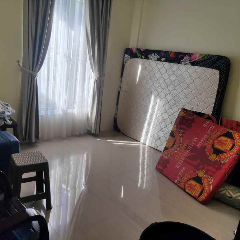 dijual rumah siap huni lokasi strategis di de diamond