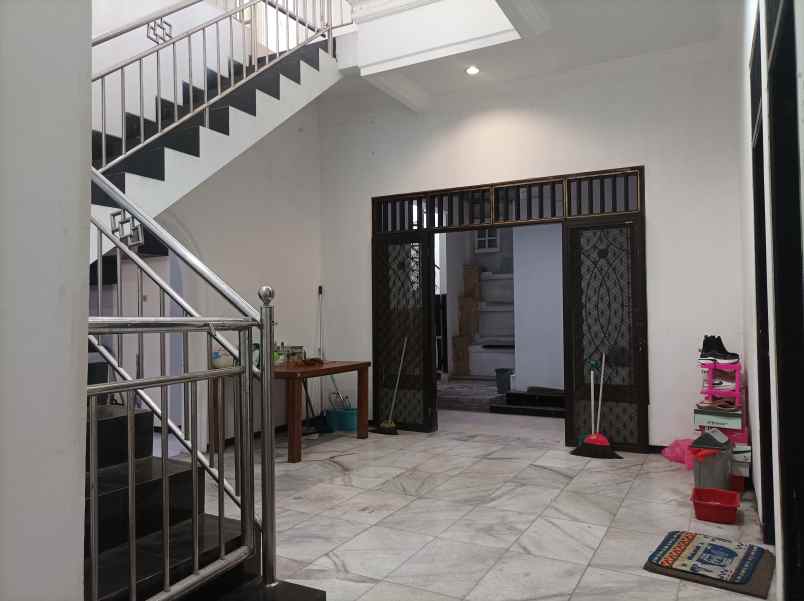 dijual rumah sutorejo