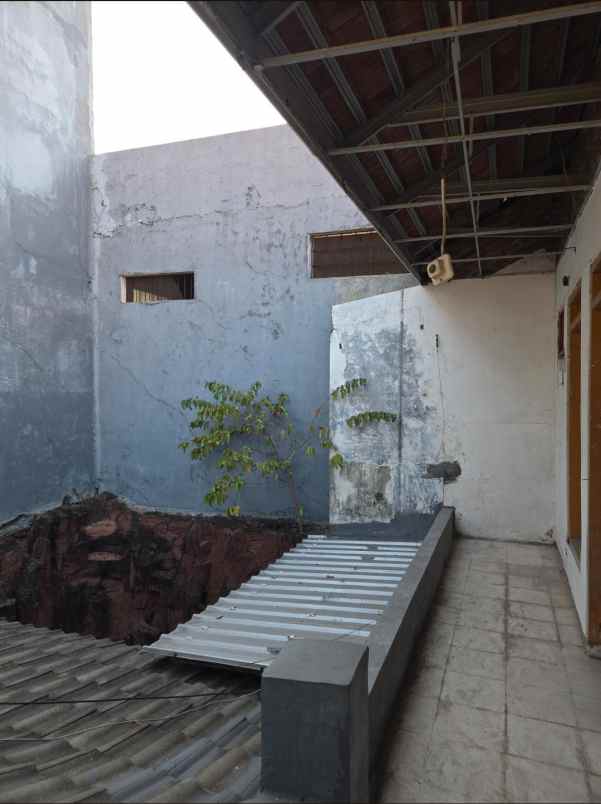 dijual rumah sutorejo