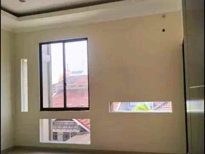 dijual rumah sutorejo prima