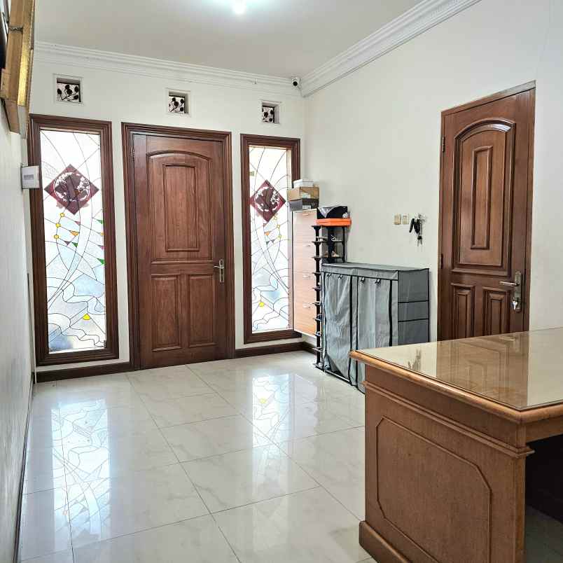 dijual rumah taman holis indah