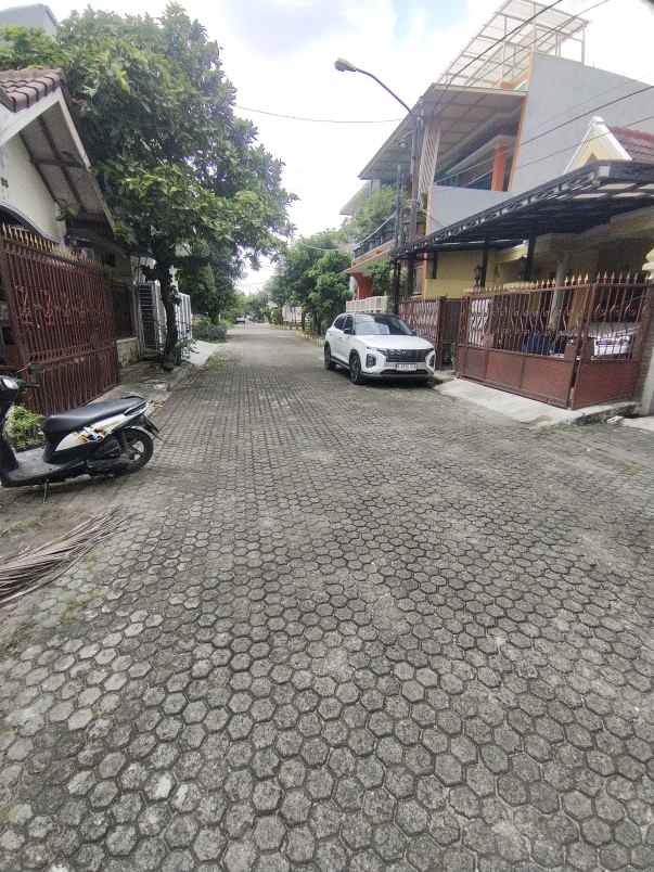 dijual rumah taman royal