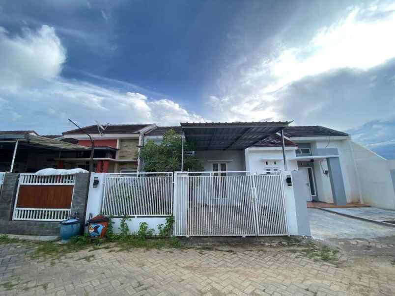 dijual rumah tasikmadu