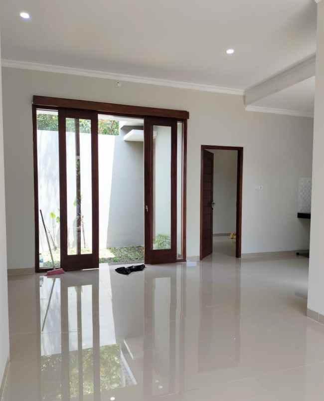 dijual rumah utara pamella 7