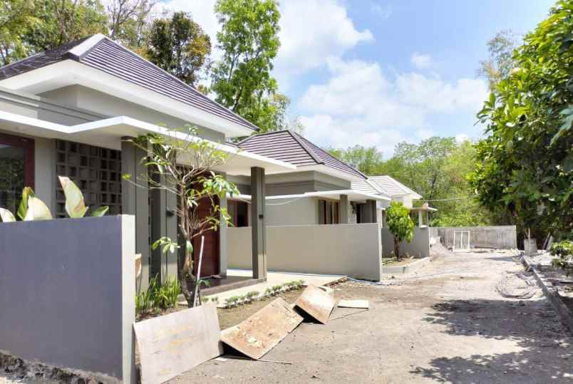 dijual rumah utara pamella 7