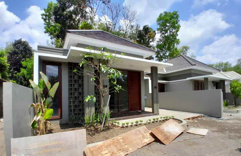 dijual rumah utara pamella 7