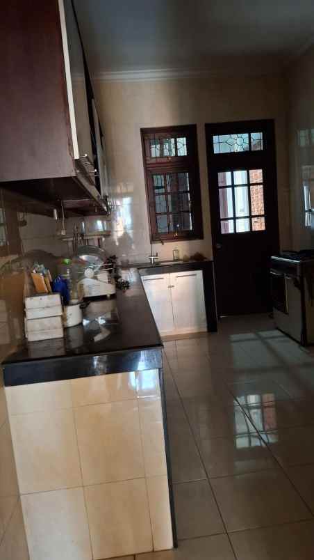 dijual rumah villa bukit indah
