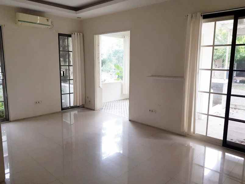 dijual rumah villa valensia