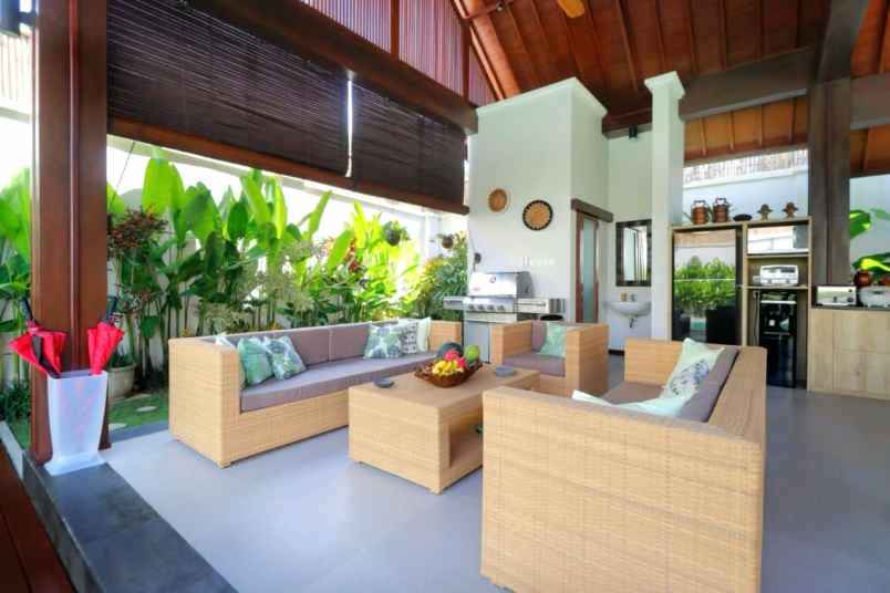 dijual villa jalan ungasan kuta badung bali