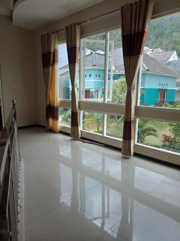 dijual villa jl abdulgani atas