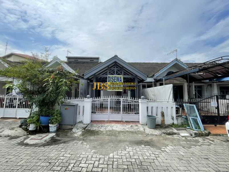 dijual villa komplek cemara hijau