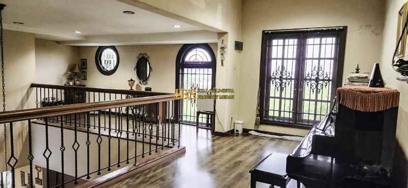 dijual villa komplek the palace