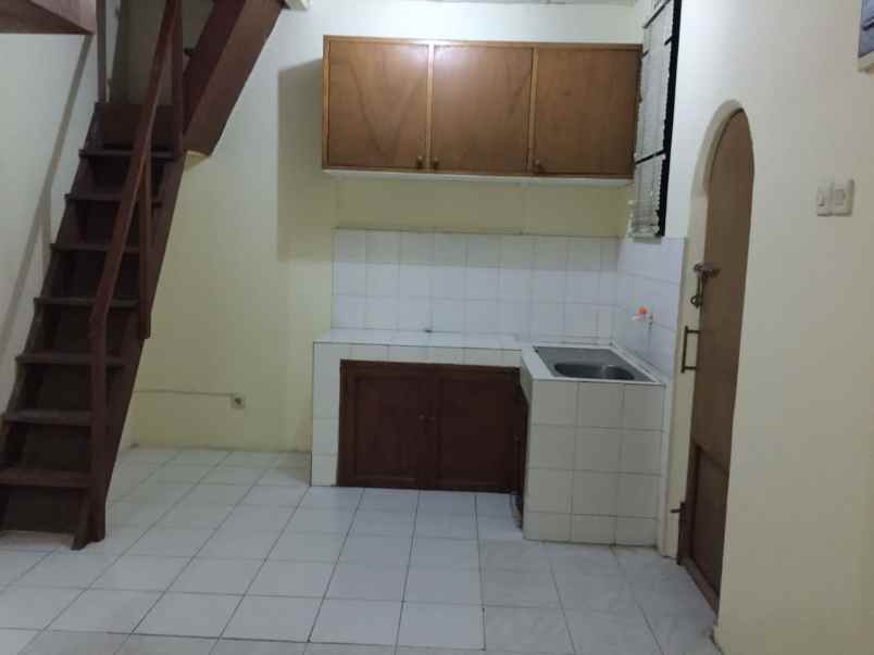 disewakan rumah di jl mampang prapatan jakarta selatan