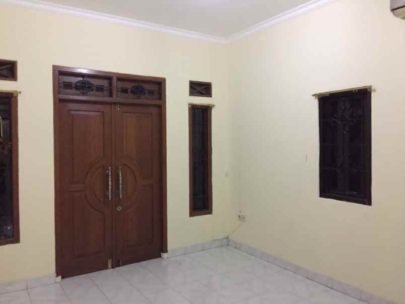 disewakan rumah di jl mampang prapatan jakarta selatan