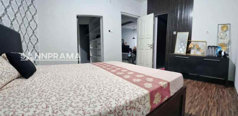 ruamh besar semi furnished cirendeu