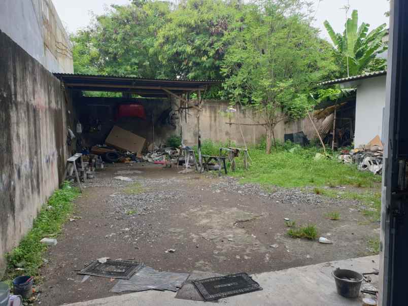 ruang usaha di jalan raya cirebon kota dekat alun alun