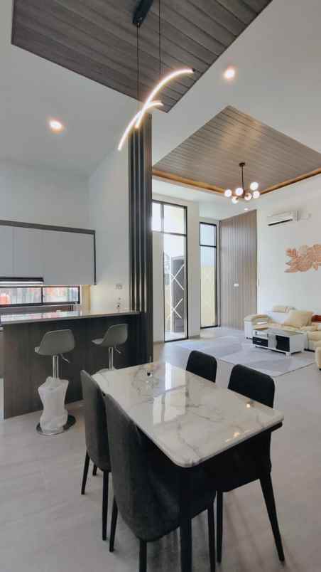 rumah 2 5 lantai ada roodtop semi furnish dipamulang