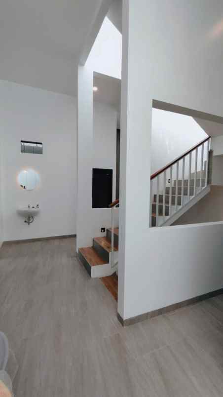 rumah 2 5 lantai ada roodtop semi furnish dipamulang