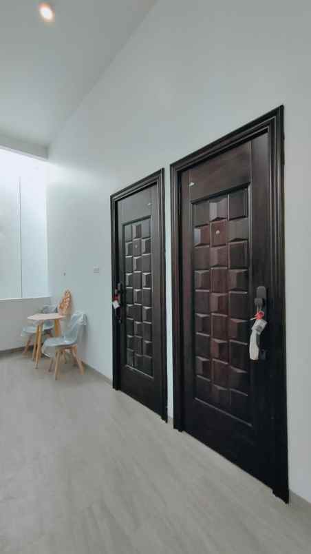 rumah 2 5 lantai ada roodtop semi furnish dipamulang