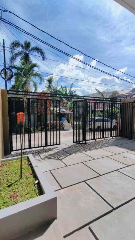 rumah 2 5 lantai ada roodtop semi furnish dipamulang