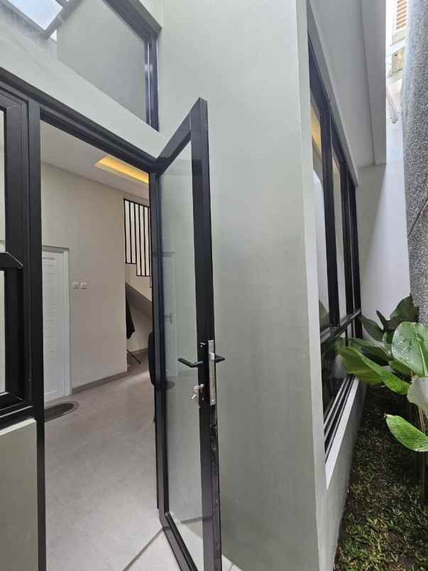 rumah 2 lantai bergaya bali industrial di tapos depok