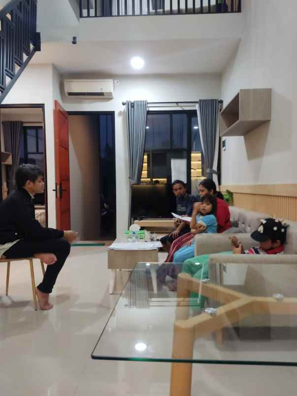 rumah 2 lantai desain minimalis dengan tipe mezzanine