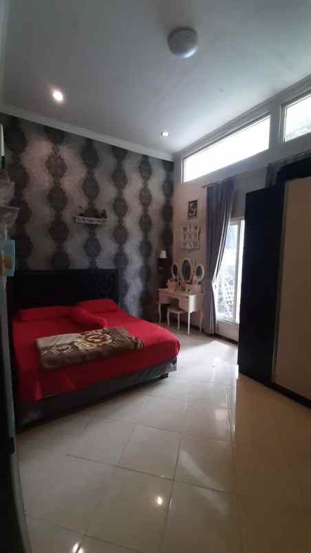 rumah 2 lantai full furnished strategis di kota batu