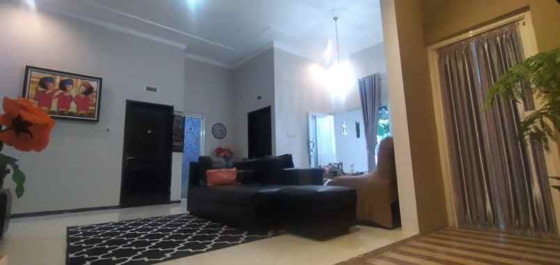 rumah 2 lantai full furnished strategis di kota batu