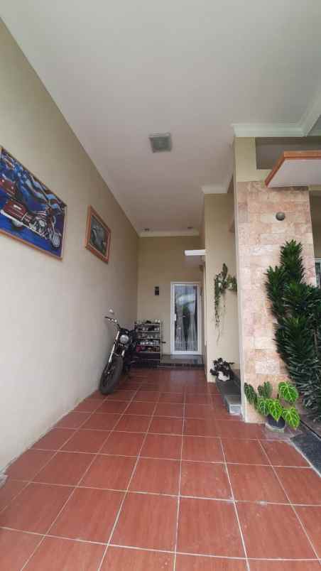 rumah 2 lantai full furnished strategis di kota batu